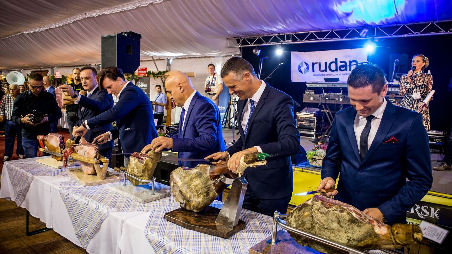 Internacionalni sajam pršuta od 16. do 18. listopada: Tinjan lovi svjetski rekord s najvećim brojem ljudi koji režu meso 