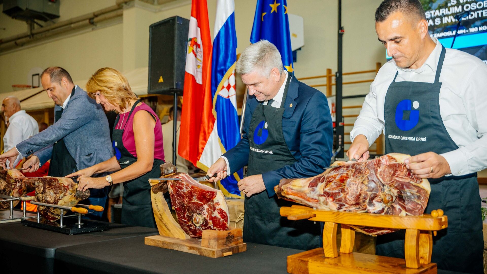 The 9th Prosciutto Festival in Drniš started with a slicing duel between the prefects of Istria and Šibenik-Knin counties
